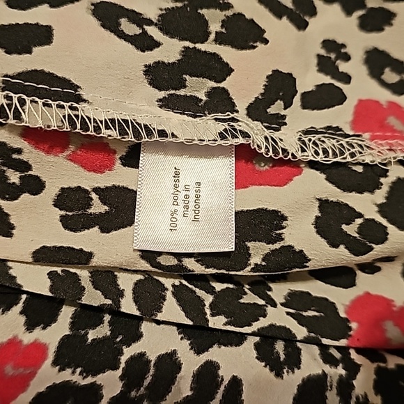 Asymmetrical Cold-Shoulder Top - Picture 6 of 7